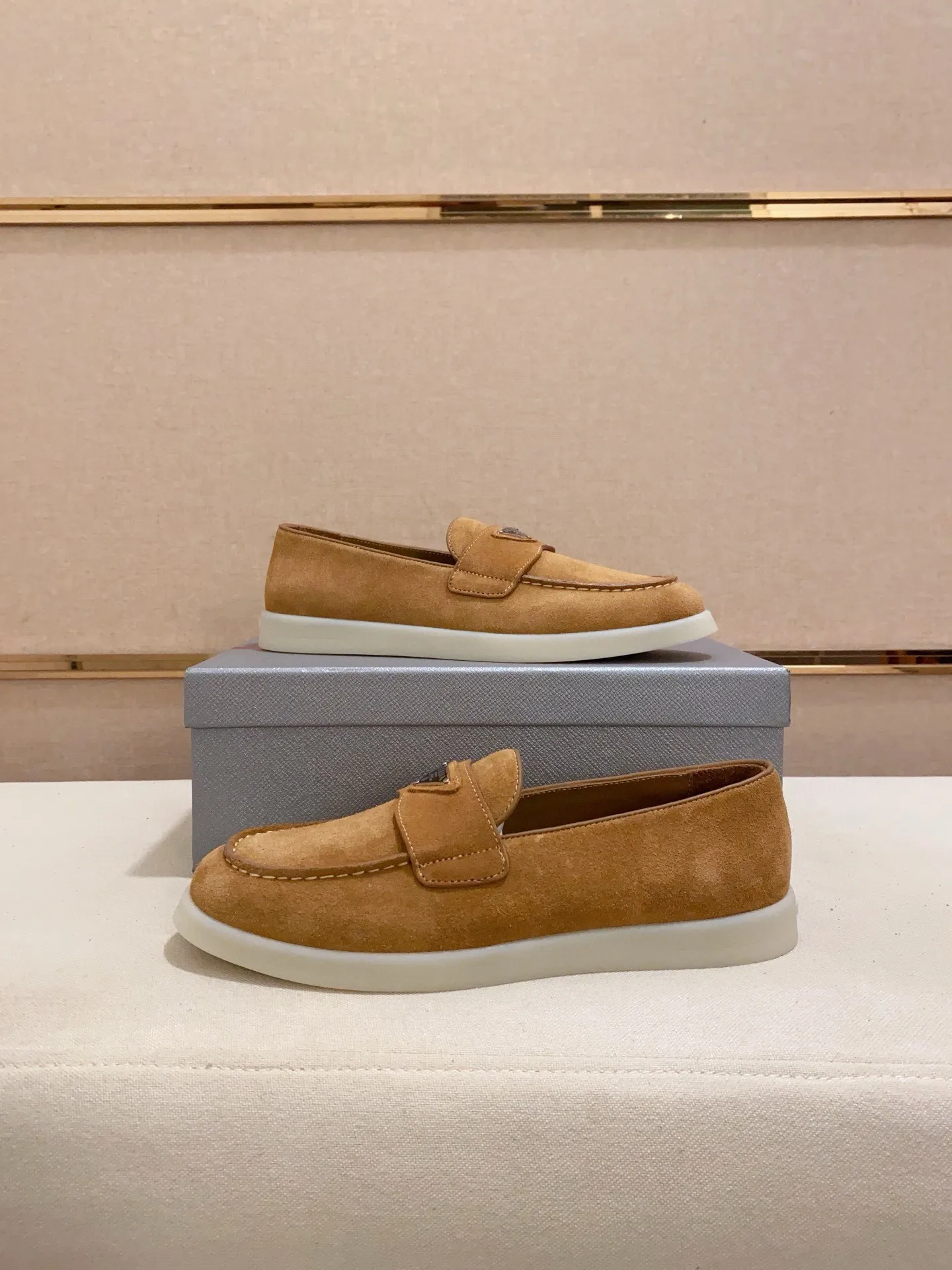 Men's shoes 💰 580💰 ✔️✔️✔️High-quality new PRADA counters are launched at the same time. The new men's shoes and 😘fabrics are selected from high-silk bald cowhide and are made by pure handicrafts. Lining: Full cowhide lining. 👍🏿 High-end ☄️ air-cushion molded anti-slip rubber outsole, exquisite lines, simple and elegant, comfortable and high-end for leisure travel. Code number: 38 to 44 (45 can be customized)